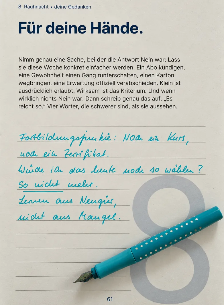 Ausgedruckte Workbook-Seite der achten Rauhnacht, handschriftlich: Fortbildungsjunkie. Noch ein Kurs, noch ein Zertifikat. Würde ich das heute noch so wählen? So nicht mehr. Lernen aus Neugier, nicht aus Mangel. Darauf ein türkiser Füller.